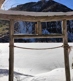 米子不動寺の奥ノ院に立つ鳥居