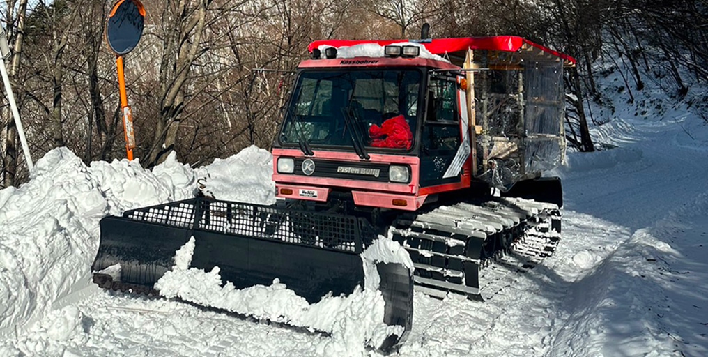 米子不動滝まで雪上車が走行している