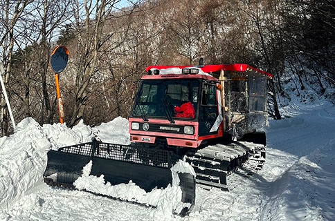 米子不動滝まで雪上車が走行している