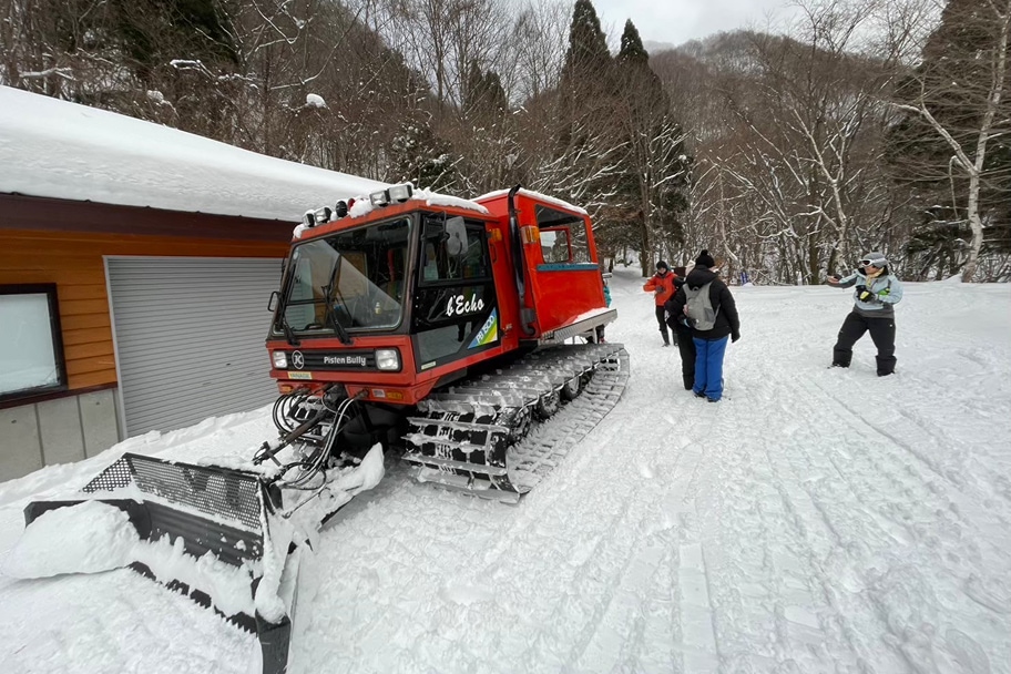 米子不動滝スノーシューハイキングツアーの雪上車乗り換え地点で雪上車が停車している