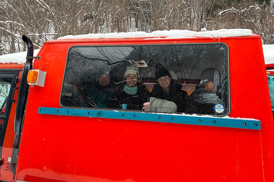 米子不動滝スノーシューハイキングツアーで雪上車に参加者が乗車している